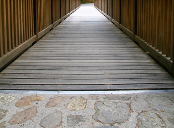 Kamenné předpolí a dřevěná mostovka