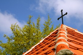 Kříž na střeše kaple