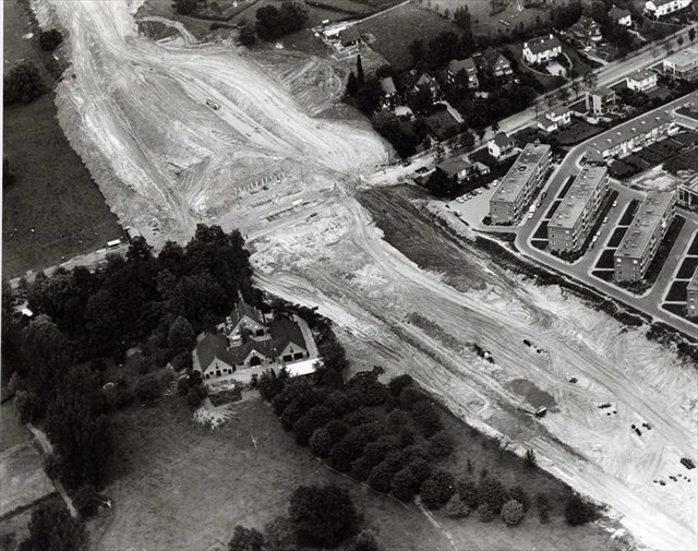 Luchtfoto hoeve De Aar tijdens de aanleg van de snelweg, begin jaren 70