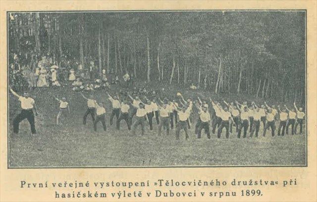První veřejné vystoupení Tělocvičného družstva při hasičském výletě v Dubovci v srpnu 1899