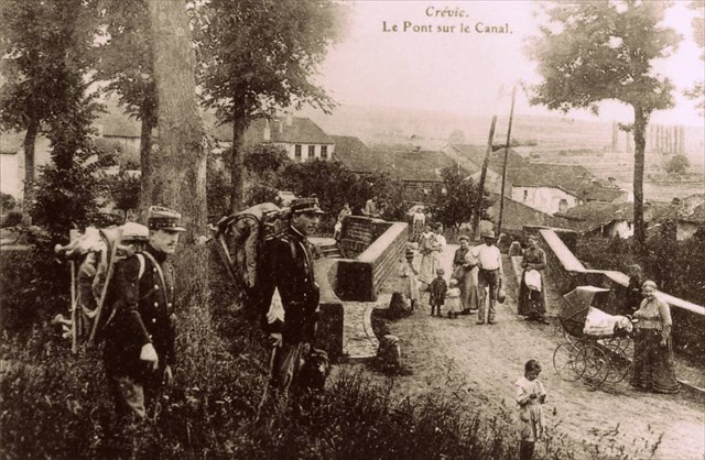 Les douaniers au pont du canal à Crévic