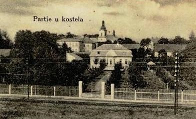 Pohled na kostel sv. Jana Křtitele a jeho okolí v roce 1928. 