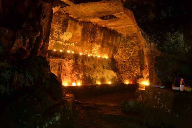 Betlémské světélko v betlémské jeskyni Braunova betléma v Žirči